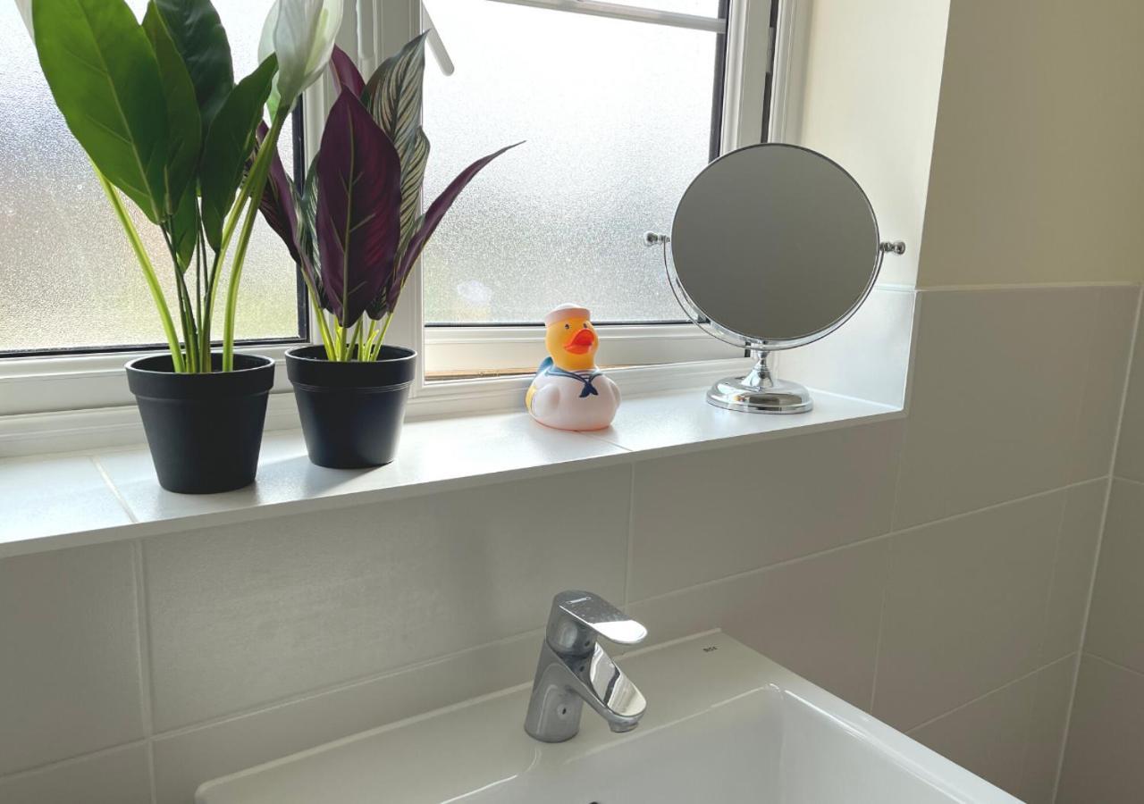 Ashford Holiday Home Sleeps 6 Free Parking Wifi Willesborough Eksteriør billede